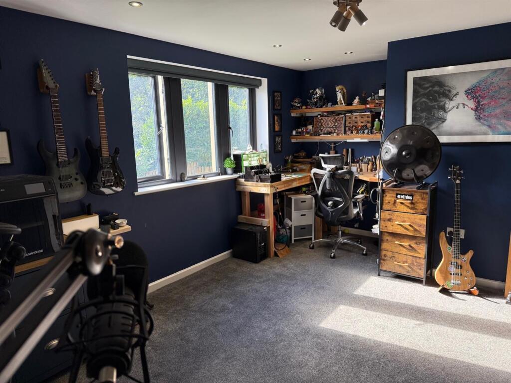 STUDY/FAMILY ROOM/BED 5