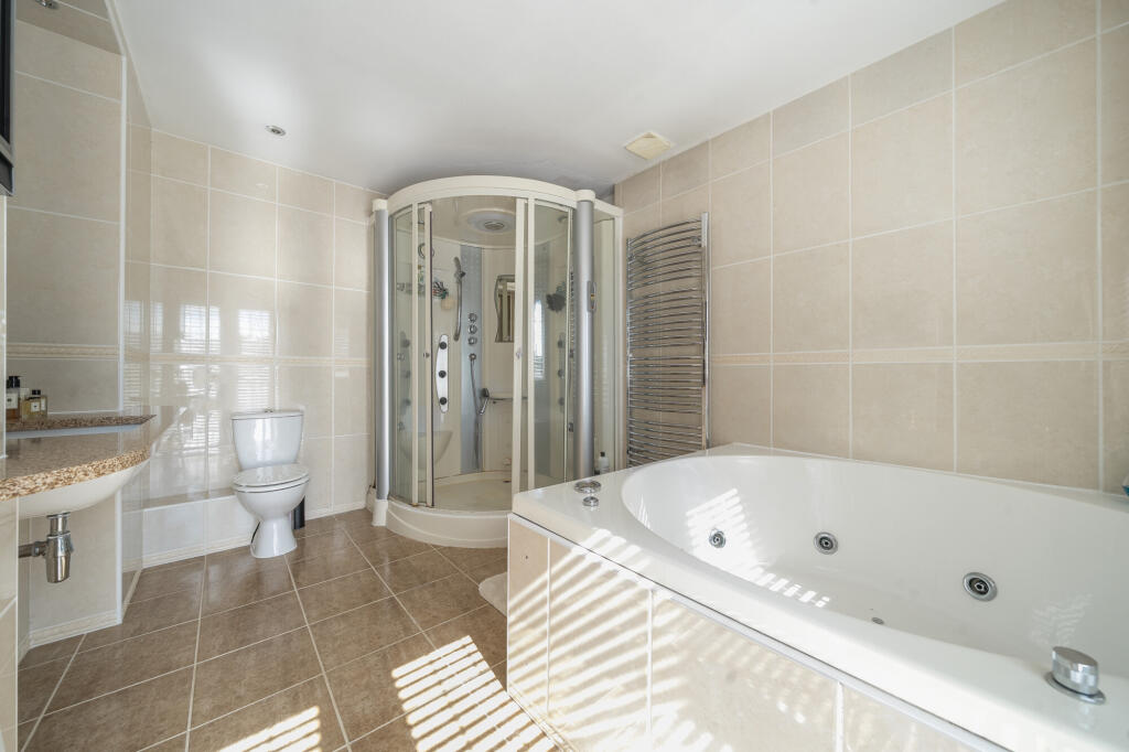 Principal bedroom en-suite