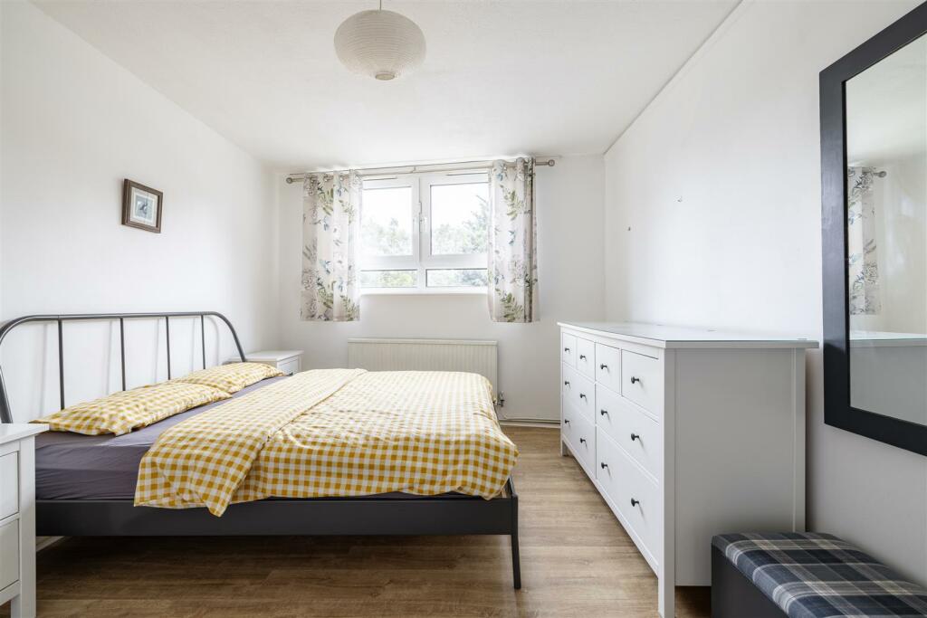 Brading Crescent E11