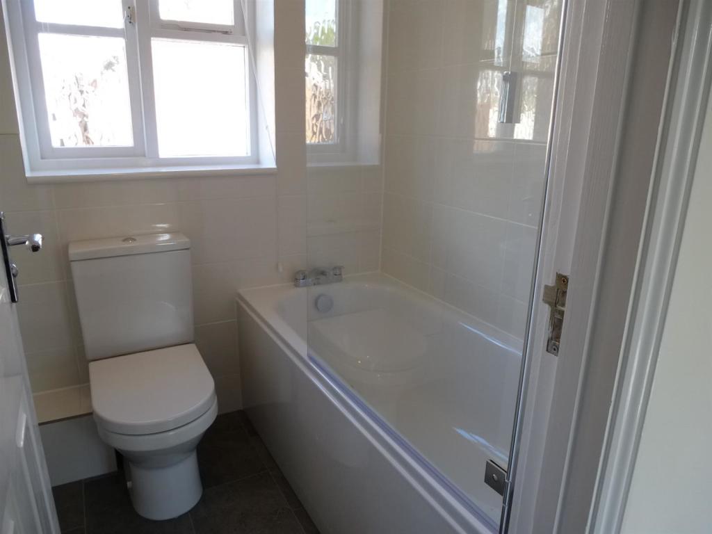 10 Jubilee Lane bathroom 2.jpg