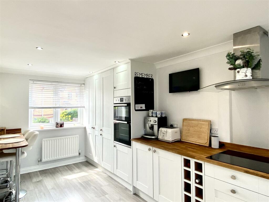 KITCHEN/BREAKFAST ROOM