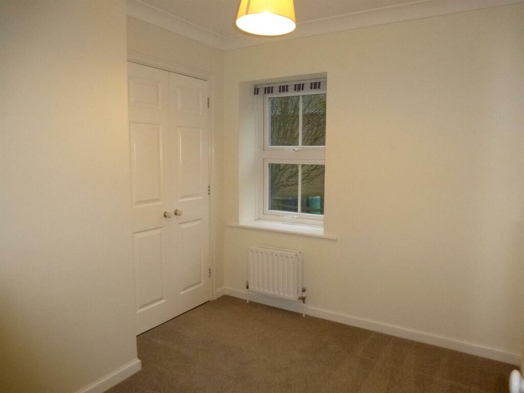 12 Stile Gardens bedroom 5.JPG