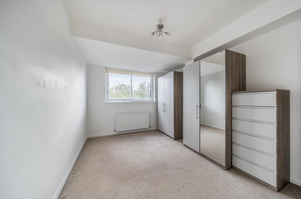 Davidson Frost-Wellings, DFW, Oak Lodge Close, Bed