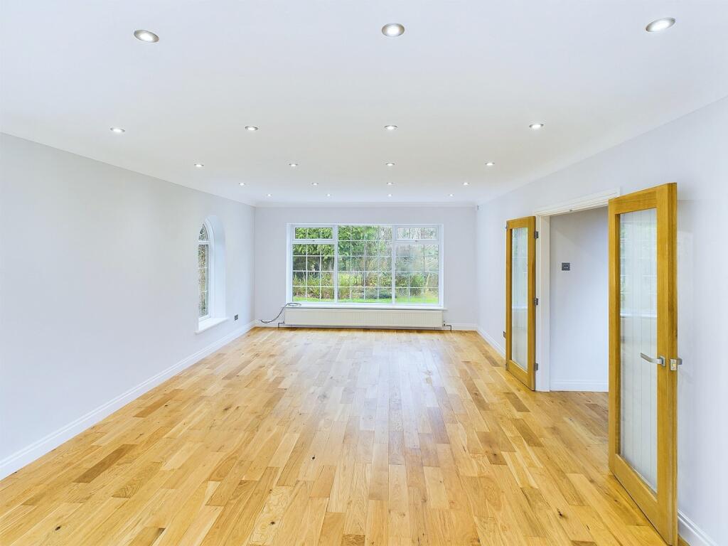 CAM04233G0-PR0013-STILL011