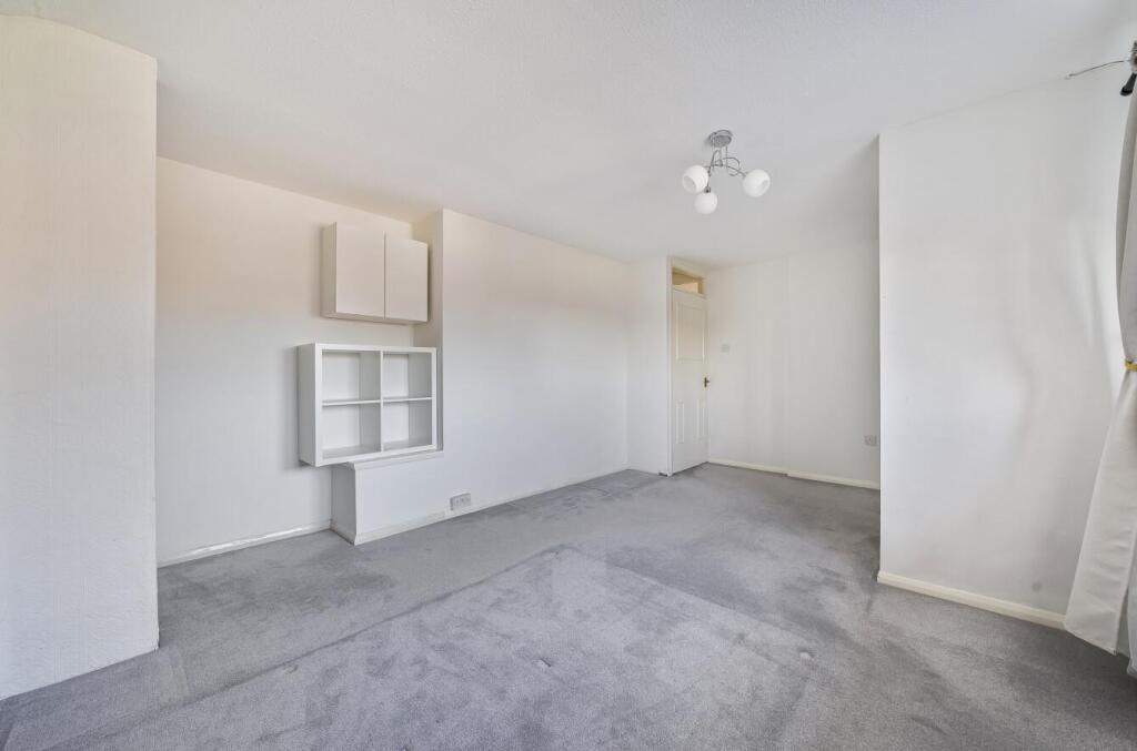 31 Harmans Way, Weedon