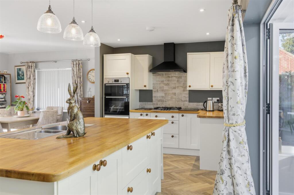 16 Kingfisher Crescent 13.jpg