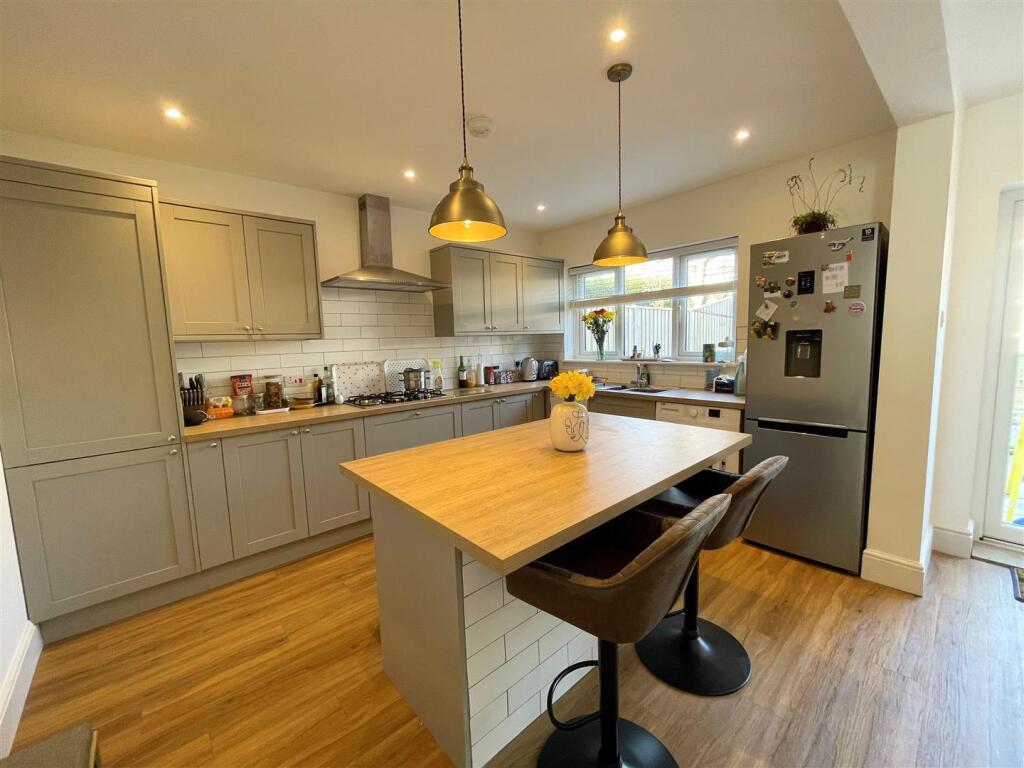 Kitchen 1.jpg