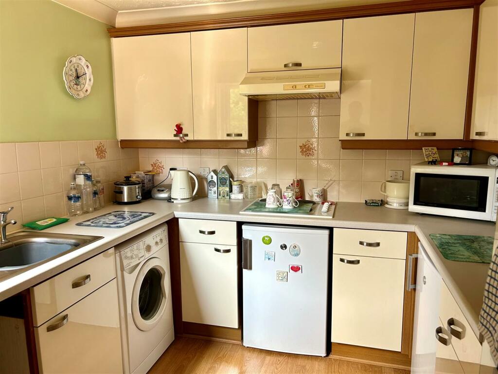 Alexandra Court 47 Kitchen.jpg