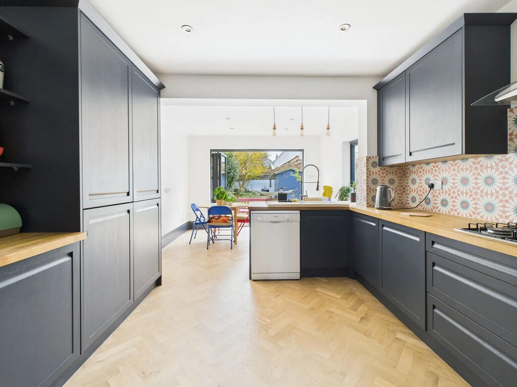 CAM04938G0-PR0092...