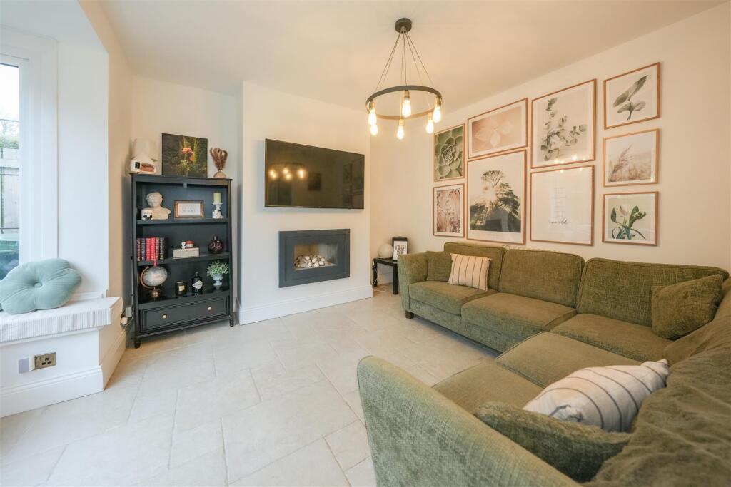 SITTING ROOM/DINING KITCHEN