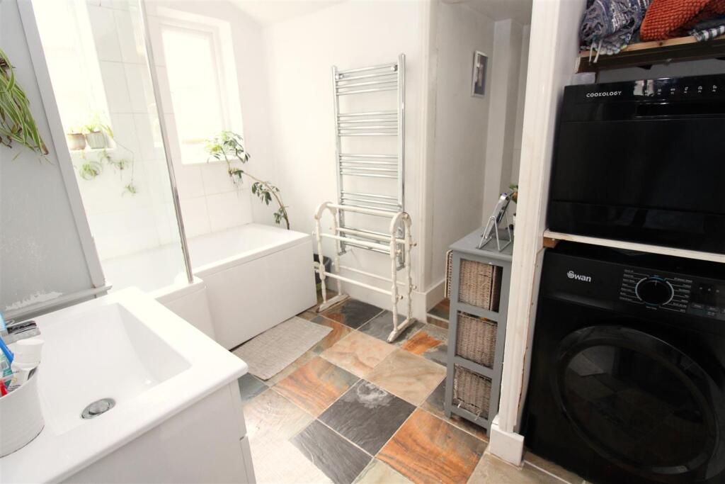 Bathroom 2.JPG