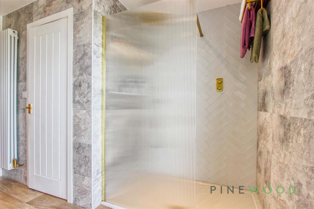 MAIN BEDROOM SUITE - ENSUITE