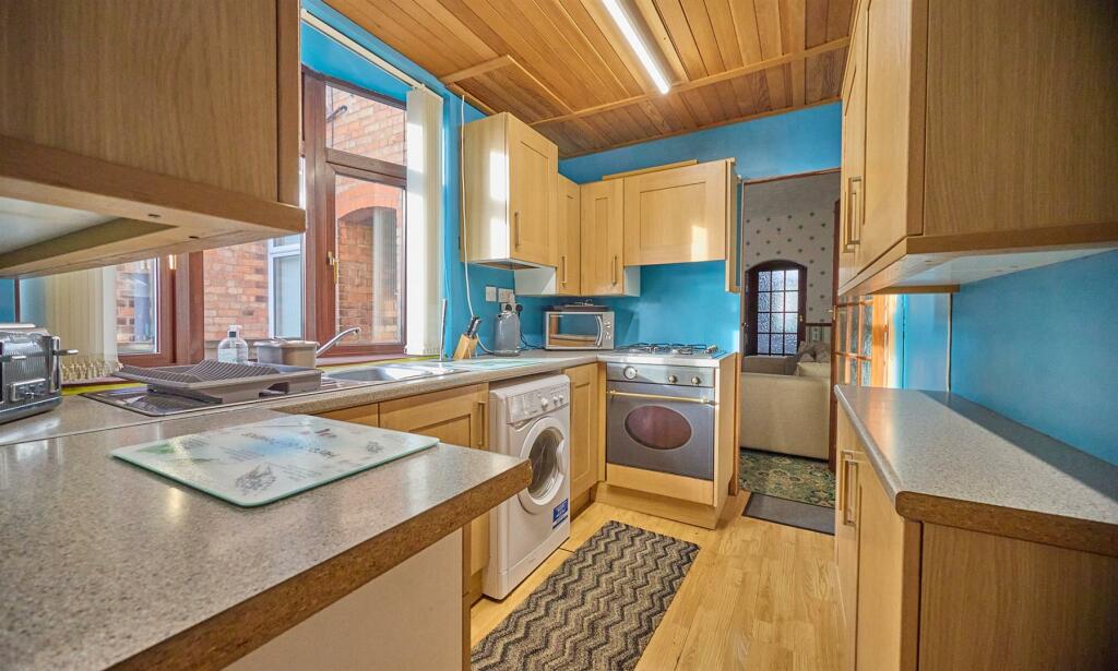 FITTED KITCHEN TO REAR