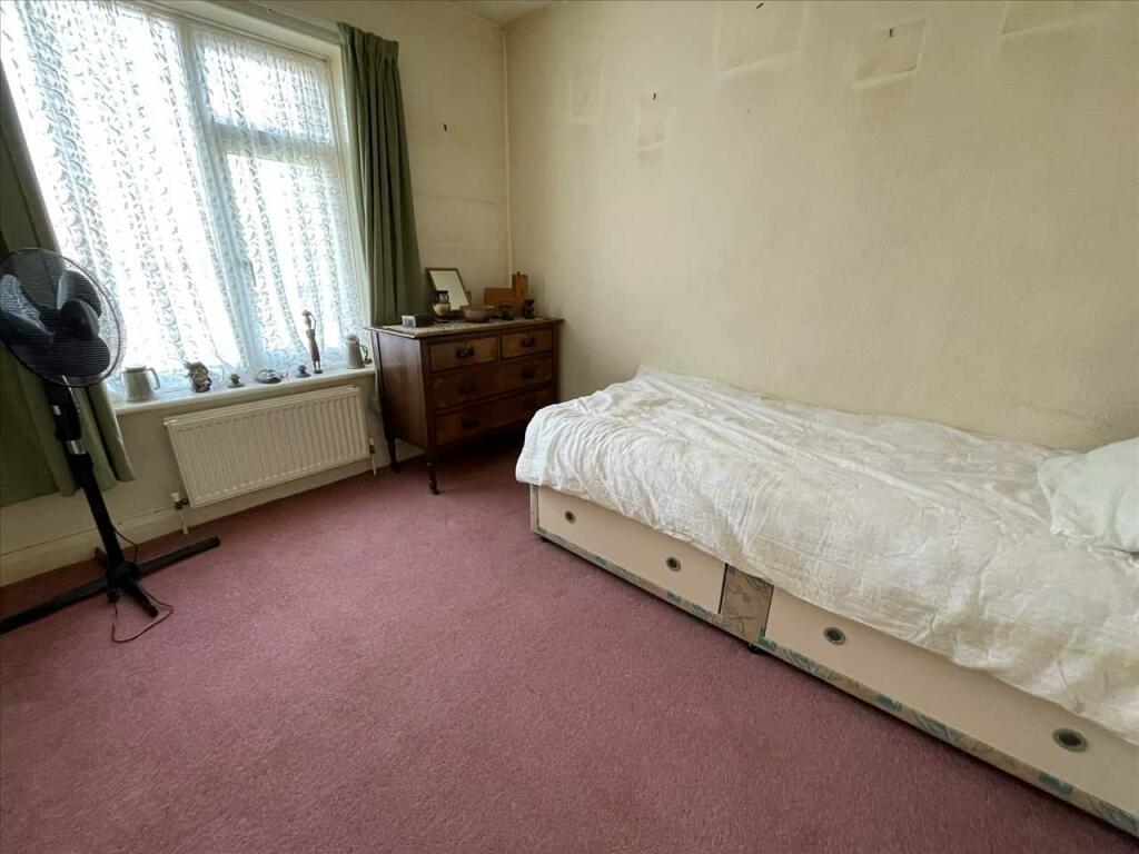 Bedroom (rear)