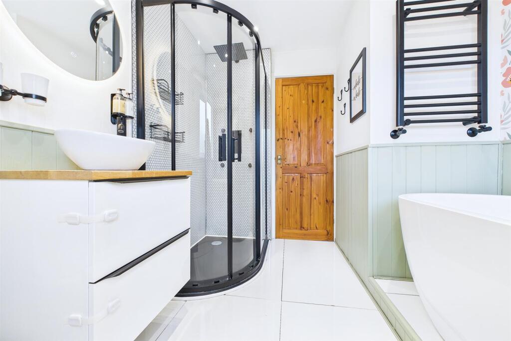 Bathroom 2.jpg