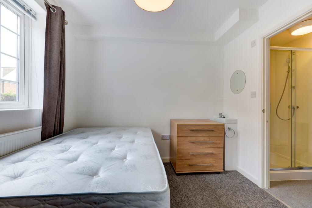 2 Bristol Gardens Bedroom 1