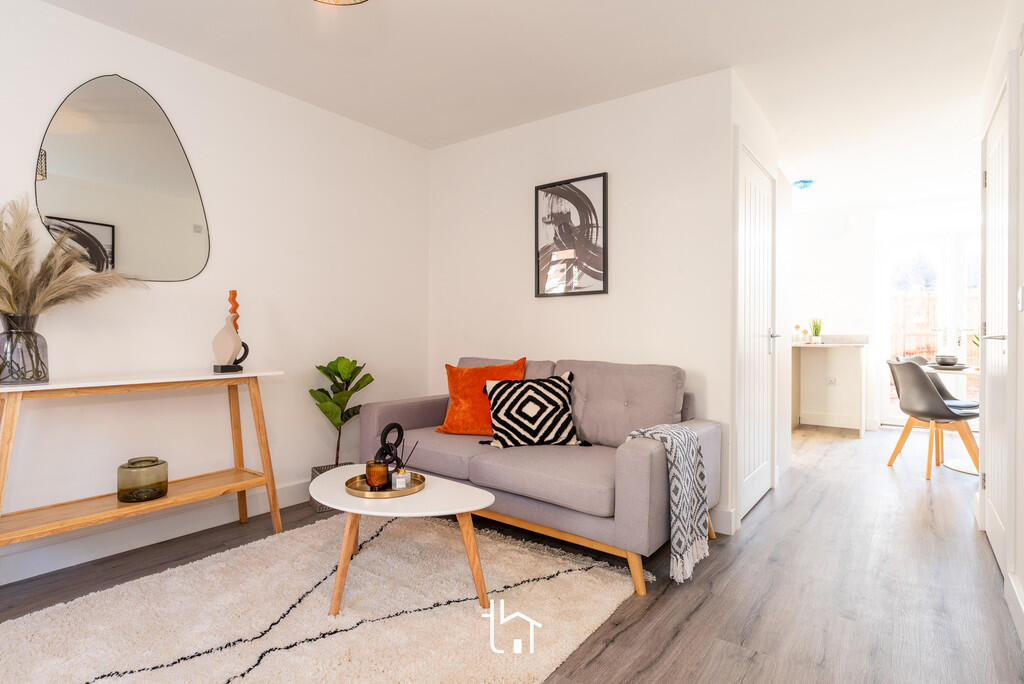Lounge to Kitchen...