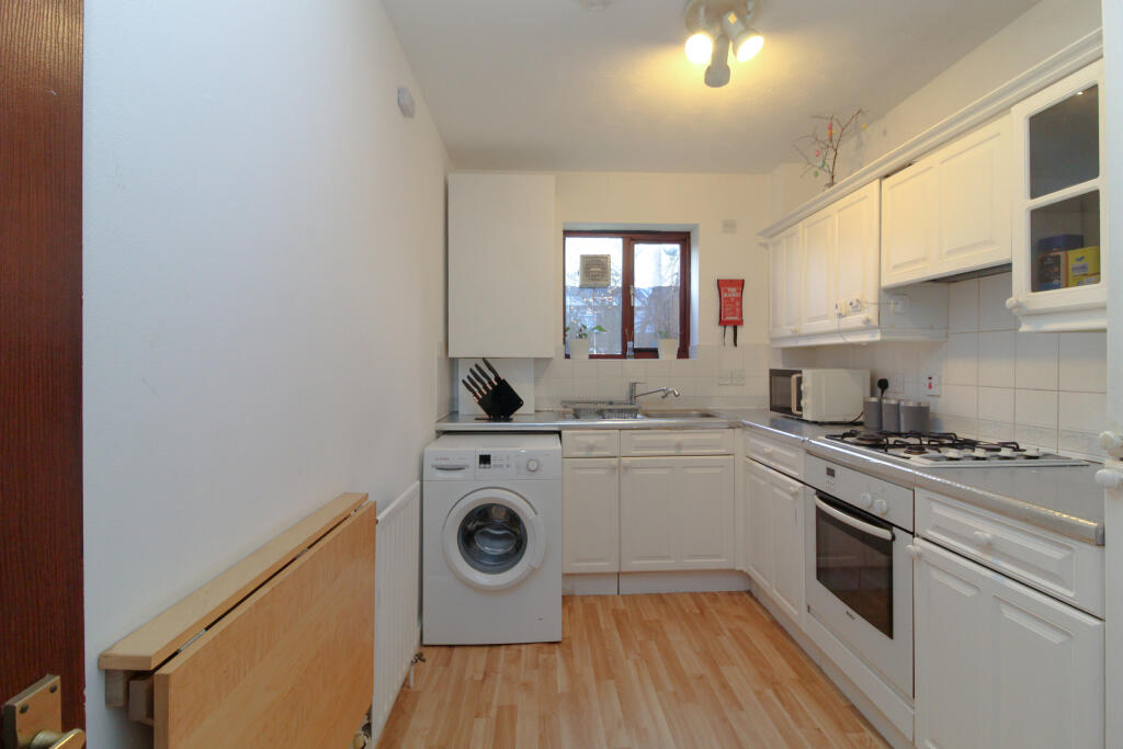 Kitchen with pull-out breakfast bar