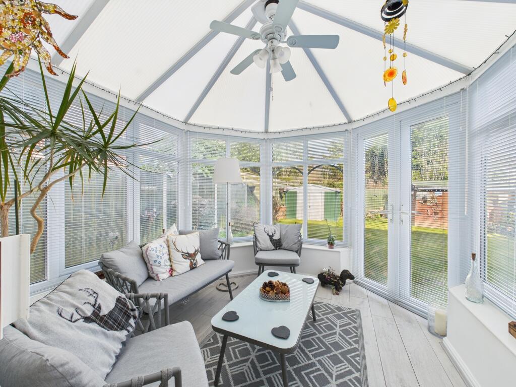 CAM05192G0-PR0013-STILL008[1]