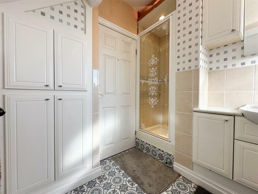 FAMILY SHOWER ROOM