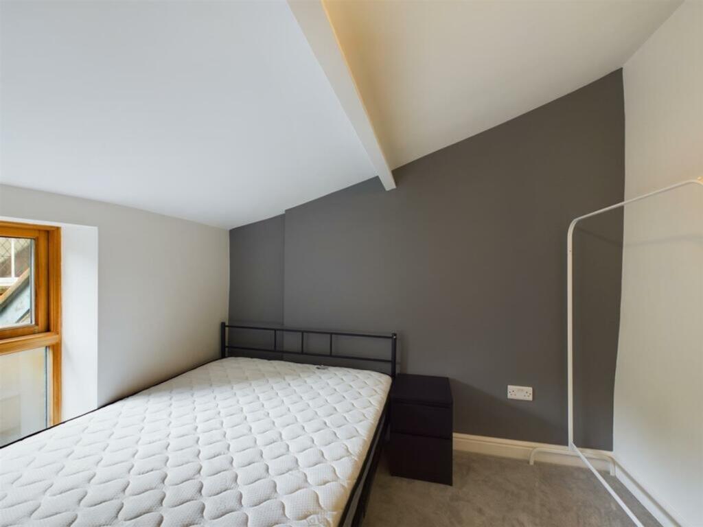 A cozy and inviting double bedroom featuring a ...