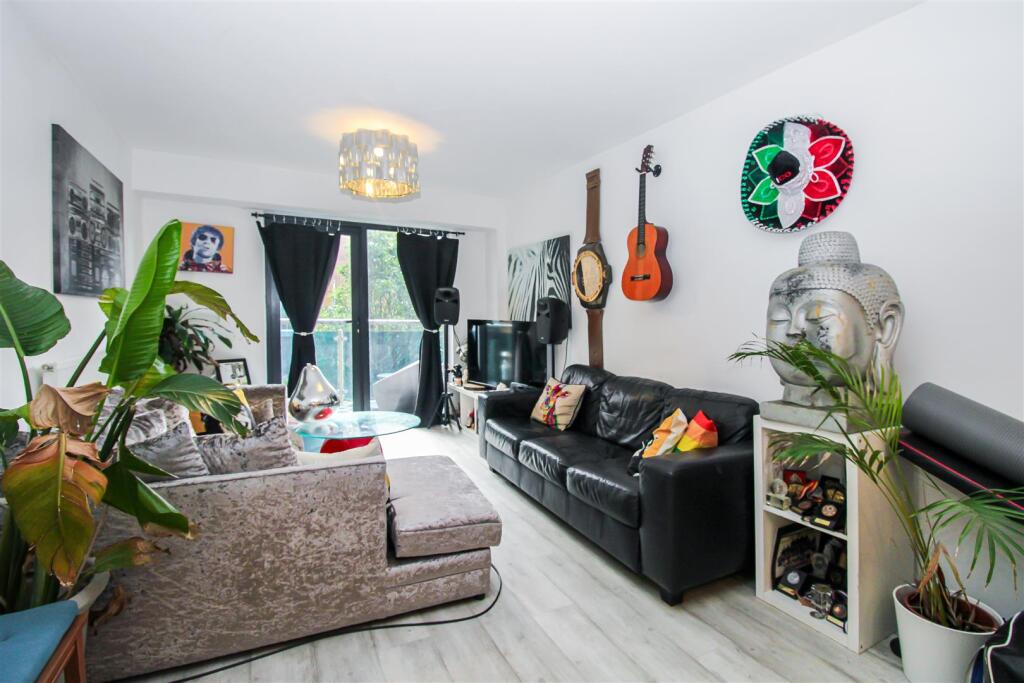 LIVING/DINING KITCHEN