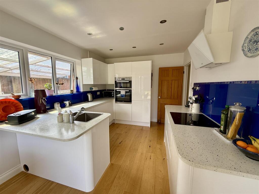 Kitchen/Dining Room: