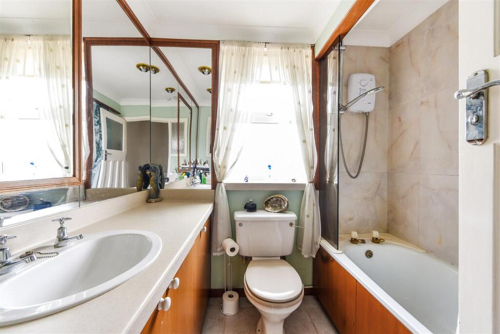 Main bathroom.jpg