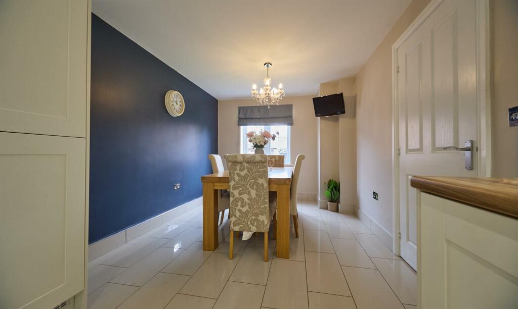 Fitted dining kitchen with dual aspect