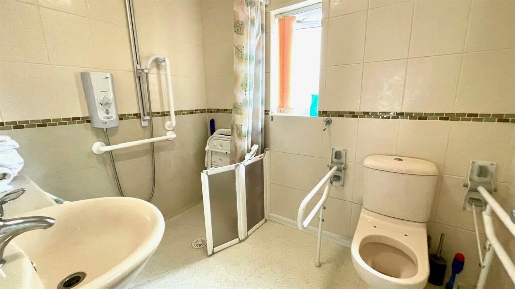 TILED 3 PIECE WETROOM