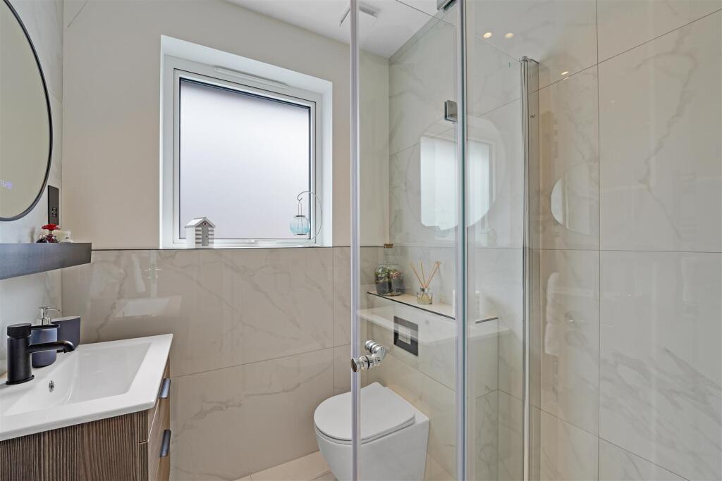 13-25c483629-AP-J2IZ6V-9 Vallis Way-35.jpg