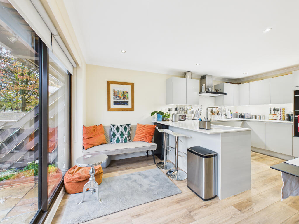 CAM01984G0-PR0529-STILL005