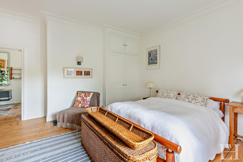 8608849-interiorW...