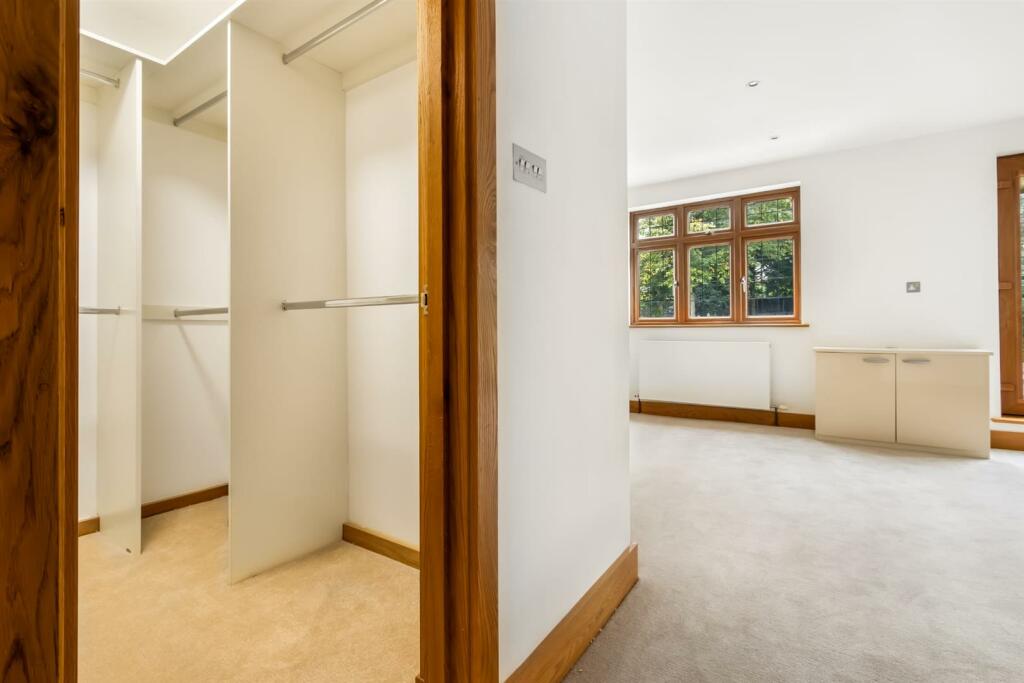 WALK-IN WARDROBE