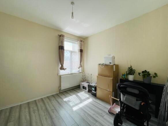 A bright and clean single bedroom with natural ...