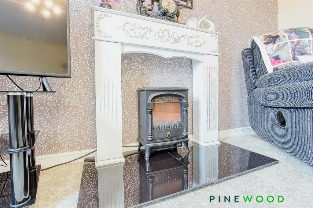 LOUNGE - FIREPLACE