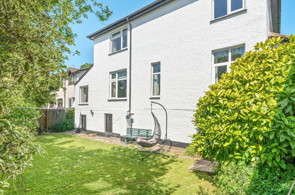 1298896-7-682b626...