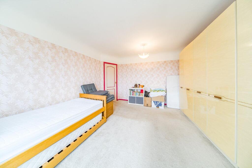 9 Armitage Gardens bedroom 2.jpg