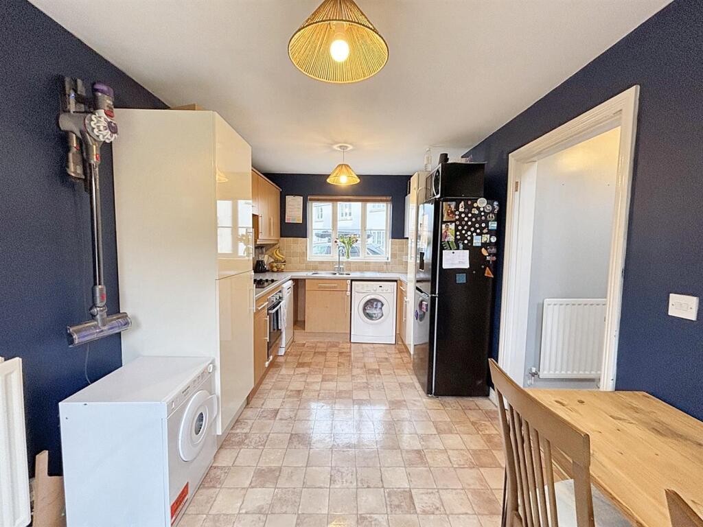 Kitchen 2.jpg