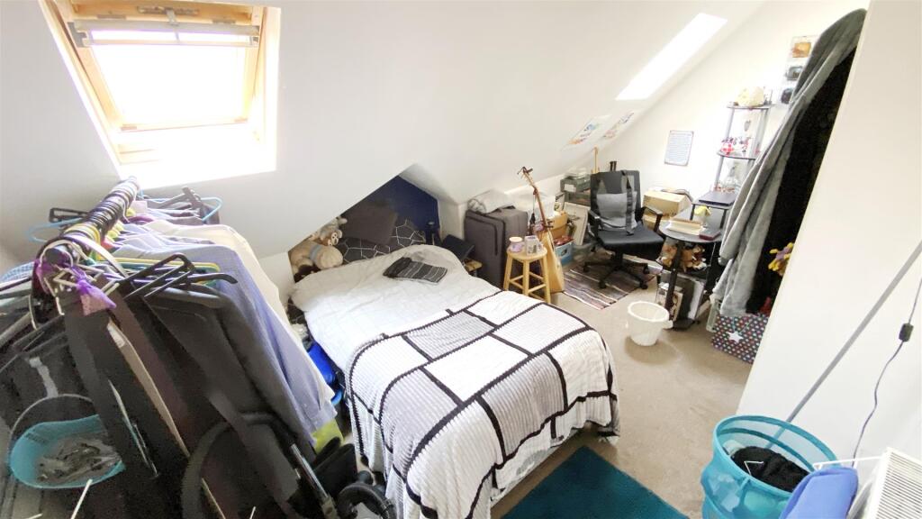 DOUBLE BEDROOM