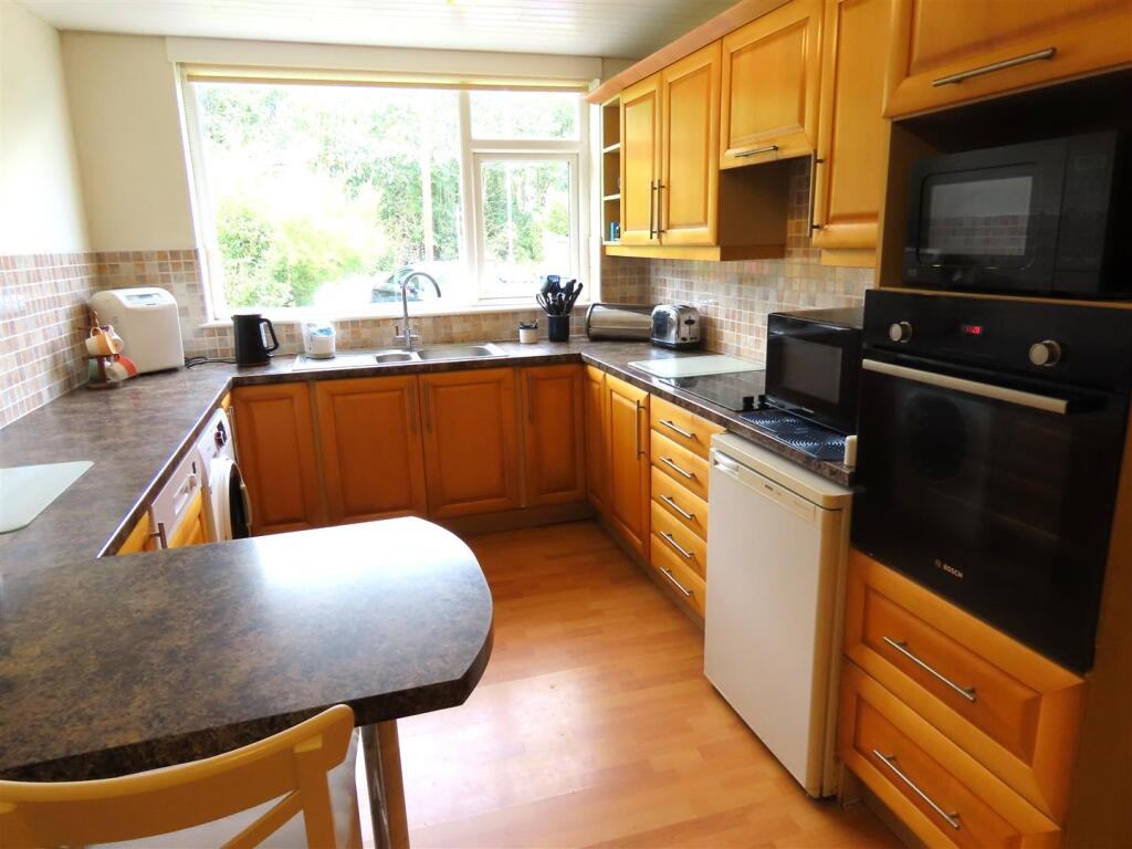 BREAKFASTING KITCHEN