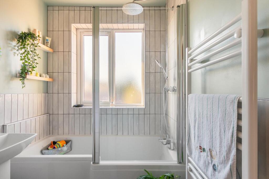 2H0S6HN - Bathroom C.jpg