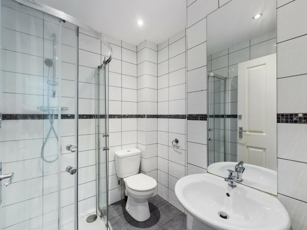 A modern and clean bathroom featuring a spaciou...