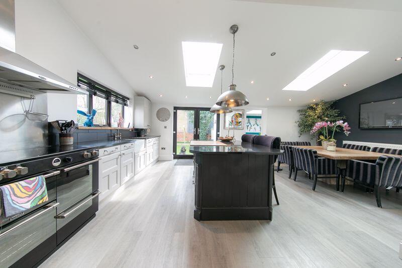 Kitchen &amp; dining room