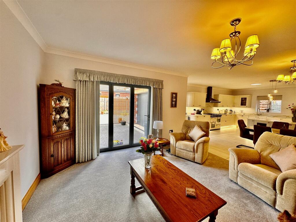 OPEN PLAN LIVING/DINING &amp; KITCHEN