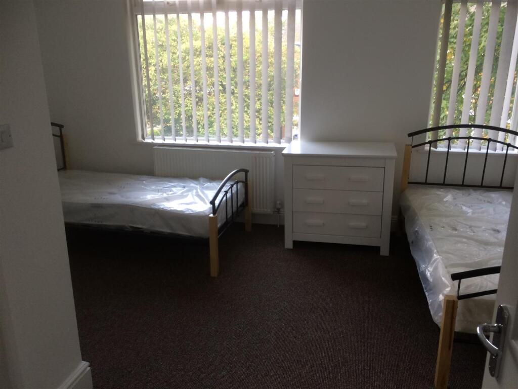 Bedroom E 1 .JPG