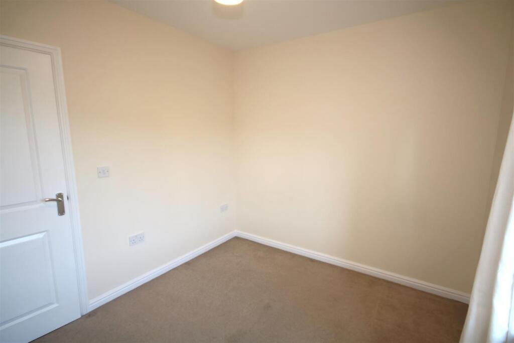 Bewdroom 1b.JPG
