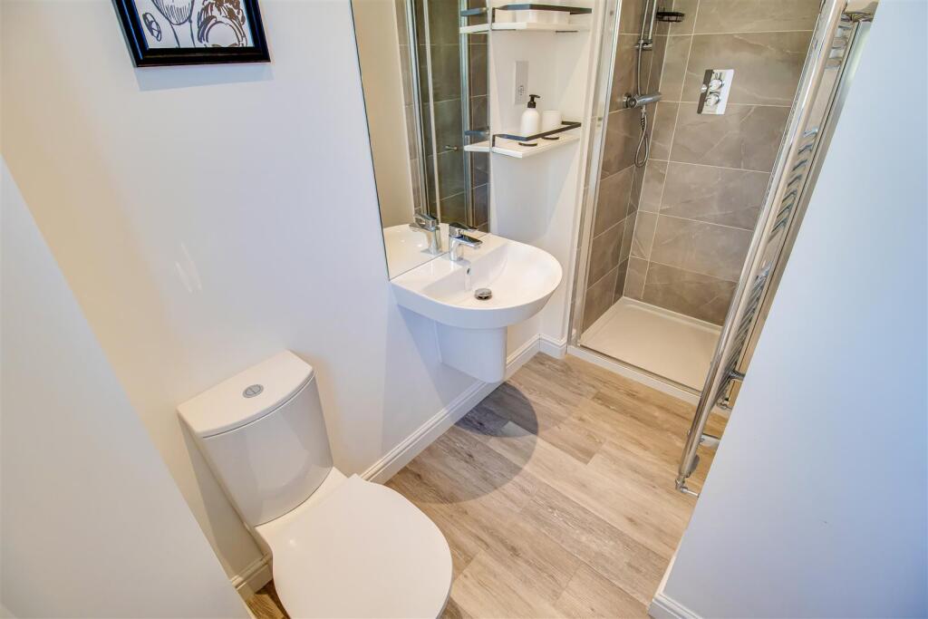 EN SUITE SHOWER ROOM/W.C.