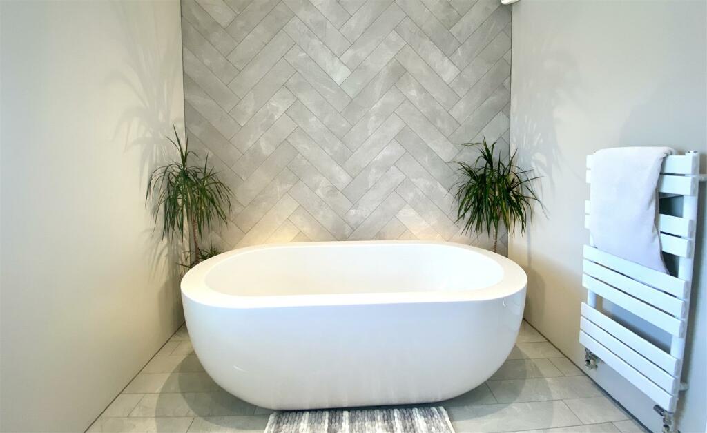 PRINCIPAL BATHROOM