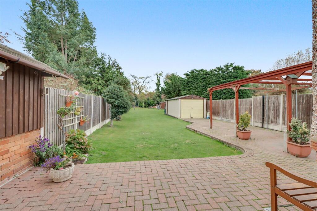 52 RUNWELL ROAD INSIDE-12.jpg